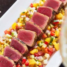 BLACKENED TUNA STEAK WITH MANGO SALSA (ราคา 560 บาท)