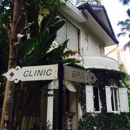ป้ายบอกทาง มี2ส่วนคือสปาและคลินิก 