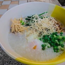 โจ๊กหมูใส่เครื่องในพิเศษไข่สุก