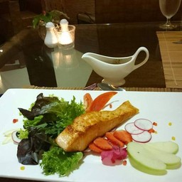 สลัดบัลซามิคกับปลาแซลมอนย่าง