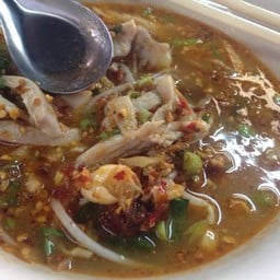ก๋วยเตี๋ยวไก่ หน้าโรงพยาบาลนพรัตน์