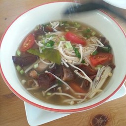 ต้มยำเห็ดรวมเหมาะสำหรับคนรักสุขภาพ รสชาติจะออกเผ็ดนิดๆ แซ่บหน่อยๆ