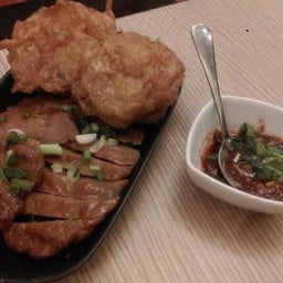 หมูย่างเสิรฟพร้อมข้าวเหนียวทอดร้อนๆและน้ำจิ้มเเจ่ว