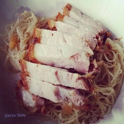 บ่ะหมี่แห้งหมูกรอบ 40 บาท หมูมาเต้ม เส้นลวกเป๊ะ