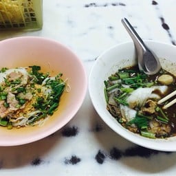ก๋วยเตี๋ยวน้ำ/แห้ง อร่อย~ 