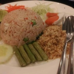 ข้าวผัดน้ำพริกลงเรือปลาหมึก 