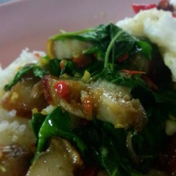 กะเพราหมูกรอบไข่ดาว