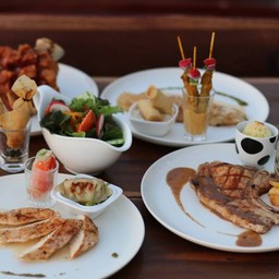 จัดแต่งจานสเต็กของเราเอง ด้วยอาหารบน บุฟเฟต์ได้ตามต้องการ.
