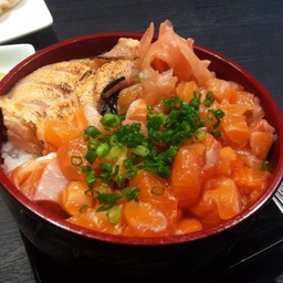 ข้าวหน้าปลาแซลมอนสับ