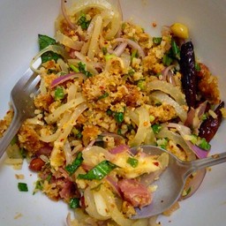 แหนมคลุก รัชดา หน้าตึกเมืองไทยภัทรคอมเพล็ก