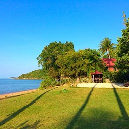 วิวมองจากศาลา ไปยังตัวร้าน