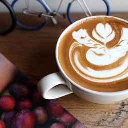 ลาเต้ร้อน รสชาติดี ลายสวย นมเนียนนุ่ม