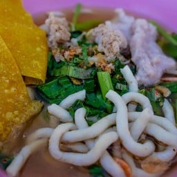 ก๋วยเตี๋ยวลูกชิ้น ปลาเส้นอูด้งนายฮั้งเพ้ง ย้ายไปอยู่ฝั่งตรงข้ามสเต็กลุงใหญ่