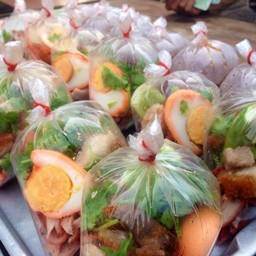 เป็นชุดแบบนี้ พร้อมน้ำราดอีก 1 ถุง