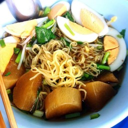 ก๋วยเตี๋ยวไก่ตุ๋น (สามสาว)