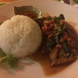 ผัดกระเพราขาหมู