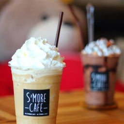 Cappuccino Frappe (50 บาท เพิ่มวิปครีม 10 บาท) และ Cocoa Marshmallow (59 บาท)