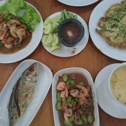 น้ำพริกปลาทูทอดกับชะอมชุบไข่ กุ้งผัดสะตอกะปิ กุ้งผัดพริกสด ไข่ตุ๋นโรยหอมเจียว