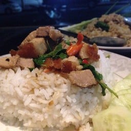 ร้านอาหารตามสั่งตรงข้ามเลิศศิลป์