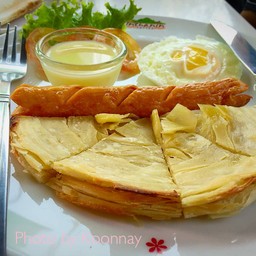 โรตีไข่ดาว ไส้กรอก @ Inthanin Coffee มหิดล