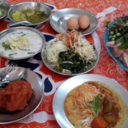 ขนมจีนน้ำยาเติมเอง 30 บาท ผักทุกอย่างจัดไปเต็มที่ ไก่ตะหาก