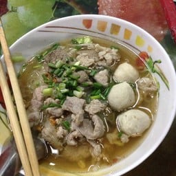 ก๋วยเตี๋ยวลูกชิ้นหมูนายฮั้งเพ้ง หมู่บ้านรินทร์ทอง