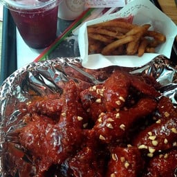 พระเอกของมื้อนี้ "Fried Chicken With Sauce"