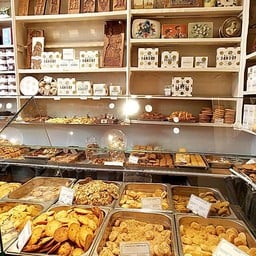 biscuits แบบตักขายที่อยู่หน้าร้าน