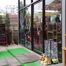 บริเวณหน้าร้าน