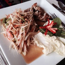 ส้มตำไก่ย่างสมุนไพร