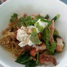 ต๊ะ บะหมี่เกี๊ยวปู
