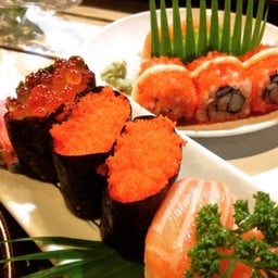 ข้างปั้นหน้าไข่กุ้งและไข่แซลมอน