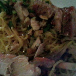 หมี่เกี๊ยวแห้งหมูแดงหมูกรอบ น้ำราดก็อร่อย