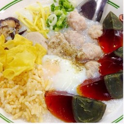 โจ๊ยนายฮุย (หมูเด้ง ไข่ลวก ไข่เยี่ยวม้า แบบจัดเต็ม)