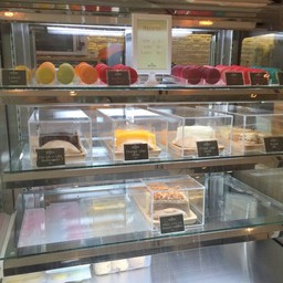 ของหวานเต็มตู้