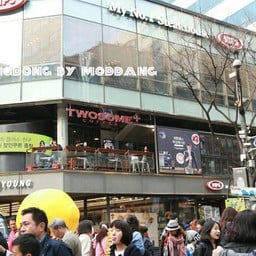 แยกนี้ล่ะ ทั้งเส้นเลย จะเจอร้านไอศกรีม จาจังมยอน และ มันฝรั่งเกลียว 