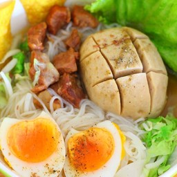 ก๋วยเตี๋ยวหมูตุ๋นลูกชิ้นยักษ์ (55 บาท เพิ่มไข่ต้มยางมะตูม 10 บาท)