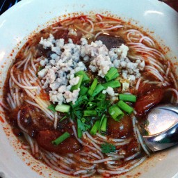 ข้าวซอย น้ำเงี้ยวลำไย กาดหลวง