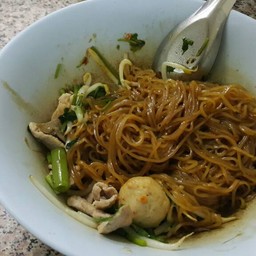 ก๋วยเตี๋ยวลูกชิ้นแชมป์ไพทูรย์ หน้าม.ราชภัฏเชียงใหม่