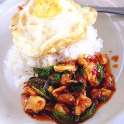ข้าวกะเพราปูไข่ดาว (58 บาท)