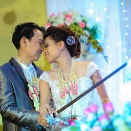 ตัดเค้กแต่งงานของเรา
