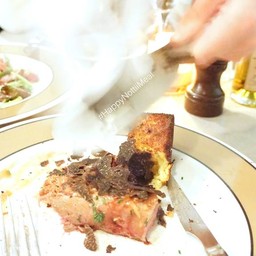 พนักงานกำลังฝาน Truffle ลงบนจาน by #HappyNottiiMeal