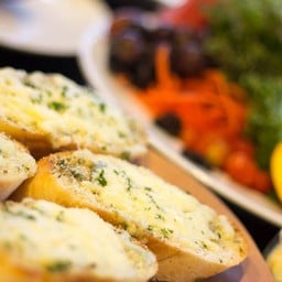 ขนมปังกระเทียมชีส ที่อบจากเตาร้อนๆ