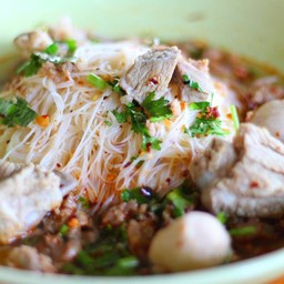 ก๋วยเตี๋ยวขลุกขลิกกระดูกอ่อน (40 บาท)