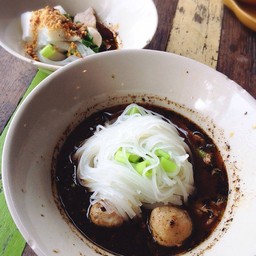 เปรียบเทียบขนาดชามโต 35 (เล็กน้ำด้านหน้า) กับธรรมดา 15 บาท (ใหญ่แห้งด้านหลัง)