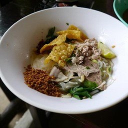 ก๋วยเตี๋ยวหมูต้มยำตำลึงโบราณ( เจ๊อ้อย )