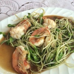 ร้านแพกลางน้ำสวนชนบท