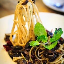 สปาเก็ตตี้พริกแห้งเห็ดฮอบ >[]<