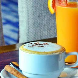 คาปูชิโน่ร้อนๆหอมกรุ่นเพิ่มความหอมละมุนด้วยก้านอบเชยที่เสร์ฟมาคู่กัน