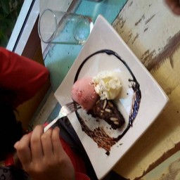 สตอเบอร์รี่บราวนี่